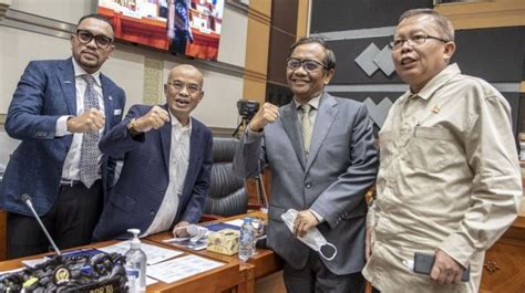 Gambar Pendapat Ahli Kepemimpinan Mahfud MD dalam Mempromosikan HAM di Indonesia